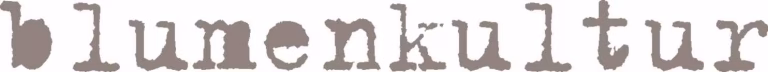 Firmenlogo blumenkultur in grauer Schrift, querformatig dargestellt. blumenkultur - Eventfloristik Wien