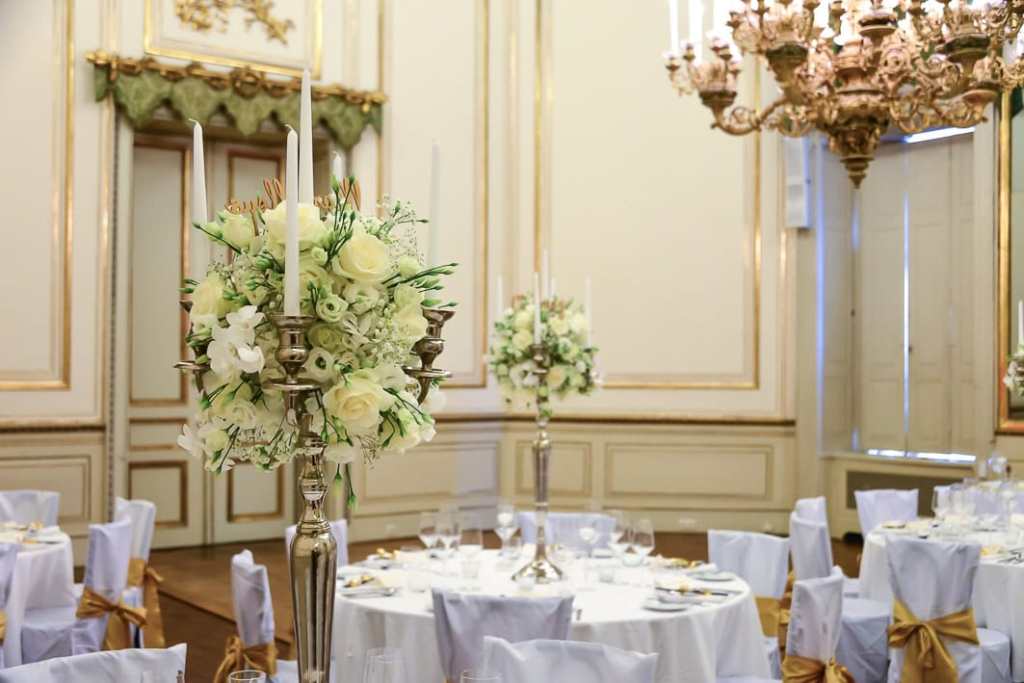 Blütenkugel, hochzeit, hochzeitsblumen, weiß, rosen, Kandelaber, kerzenständer, tischblumen